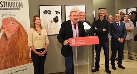 Darío Campos na inauguración da exposición 'Bestiarium' no Pazo de San Marcos.