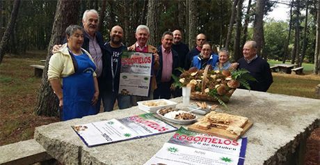 A Asociación de Veciños do Campo de Roupar presentaron a XIX Festa dos Cogomelos xunto a representantes do Concello e da Deputación.