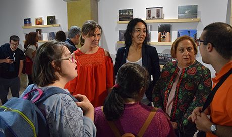 A deputada de Cultura e a presidenta de Down Lugo inauguraron a exposición Enfocando Historias.