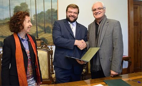 Aleixandre, Santos e Freixanes durante a sinatura do convenio entre a Deputación e a RAG.