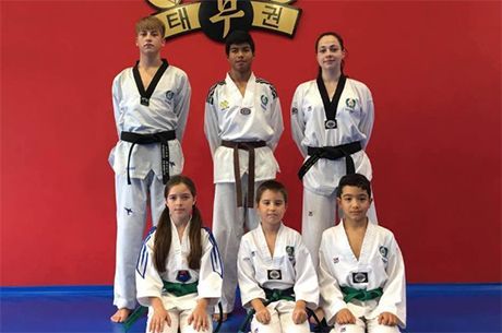 Deportistas da escola Moo Duk Kwan en Moaña.