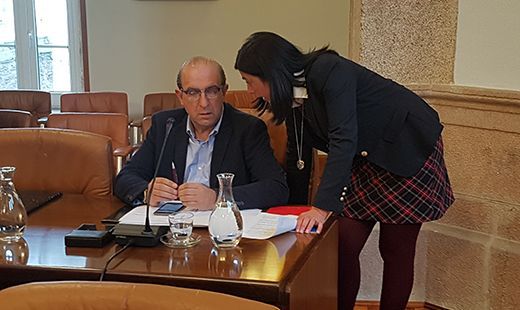 Elena Candia conversa co deputado e alcalde de Taboada, Ramiro Moure, antes de dar comezo o Pleno.