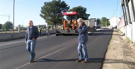 José A. Santos e Jesús Cortiña supervisando as obras de pavimentación da rúa do campo de fútbol e do mercado municipal.