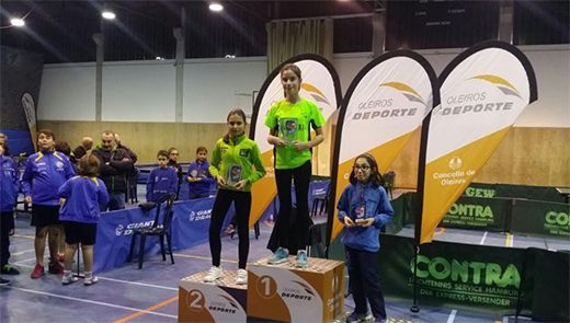 Alba e Ariadna no podio alevín feminino do Torneo de Oleiros