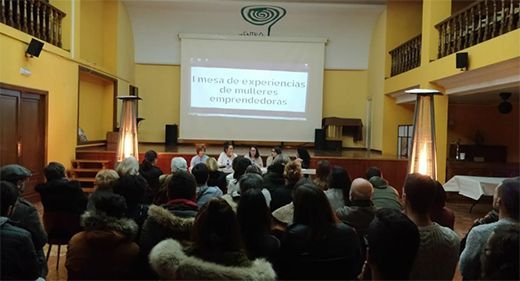 Catro mulleres chairegas achegaron a súa experiencia como emprendedoras no Centro Cultural e Recreativo de Vilalba