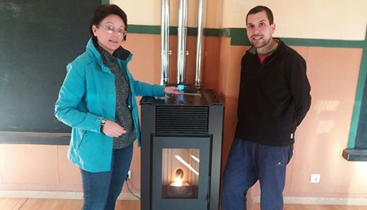 Elva Carrera comprobando o funcionamento da estufa de biomasa