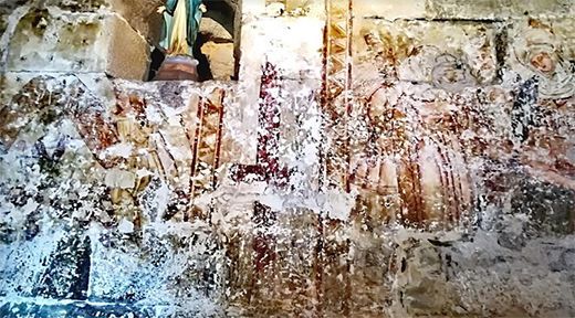 Os frescos da igrexa de Labrada, en mal estado de conservación.