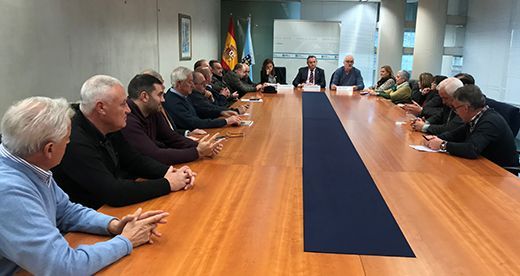 Representantes dos Concellos chairegos, Deputación e Xunta durante a súa reunión sobre os xeodestinos da provincia