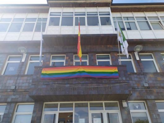 Vilalba apoia o “dereito a ser” coa colocación da bandeira LGTBI no Concello