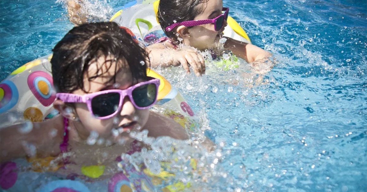 piscina nenos auga