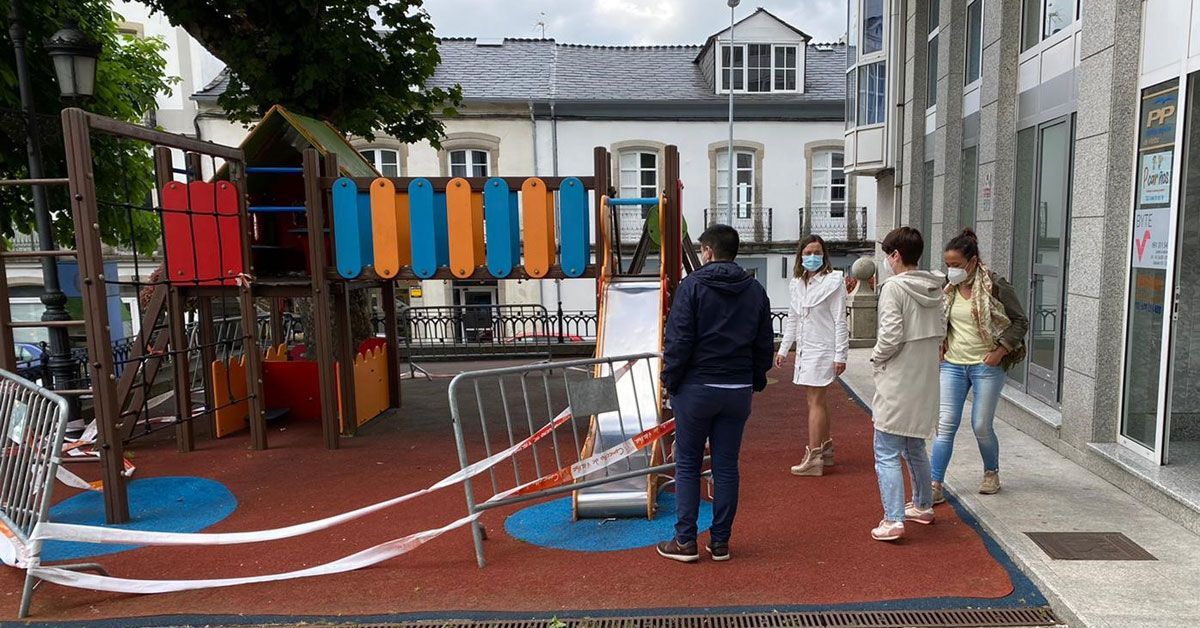 PP Vilalba comprabando estado parque infantil Basanta Olano