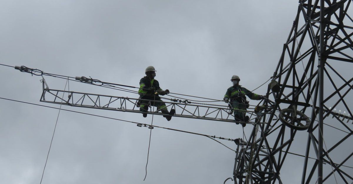 operarios EDP begasa luz enerxia