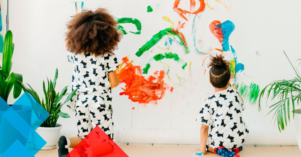 escola infantil nenos pintando