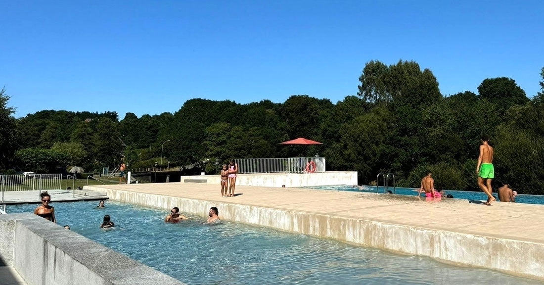 xente-nas-piscinas-de-Vilalba