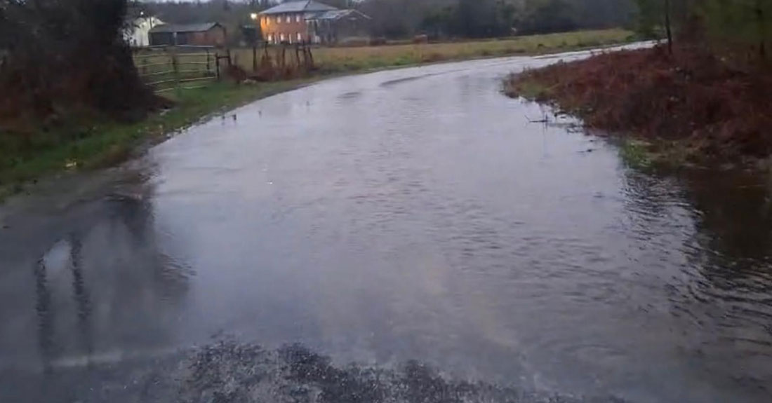 Auga-inundando-a-estrada-na-ponte-da-Ribeira