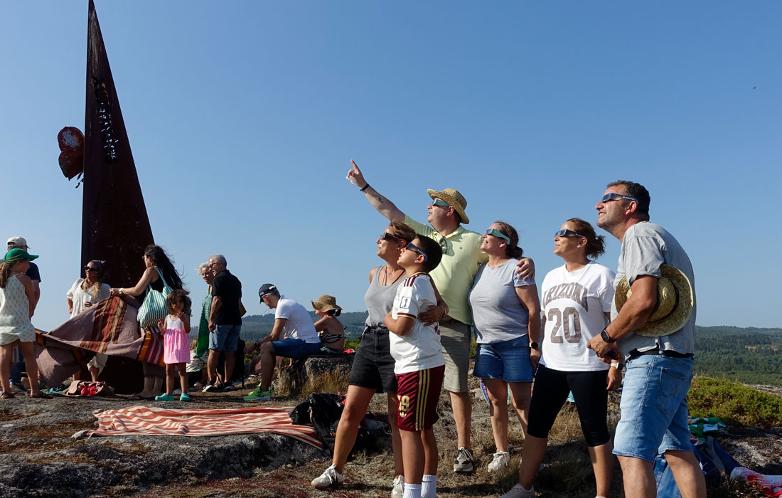 visitantes-en-Santa-Mariña-Guitiriz-eclipse-solar-26