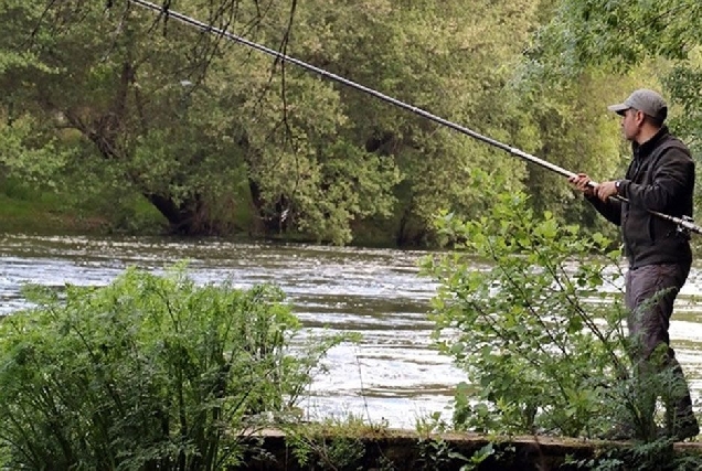 pescador río