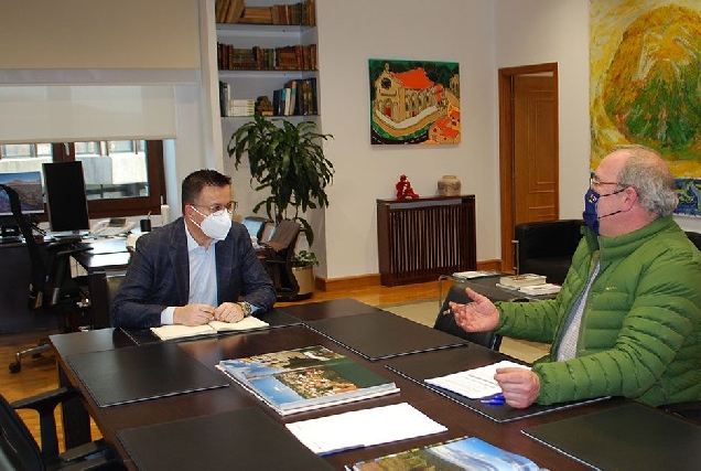 reunión alcalde portomarín e conselleiro medio rural