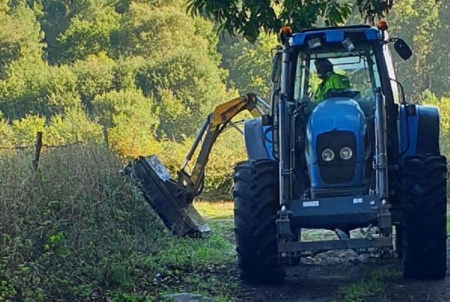 tractor desbroce caminos palas de rei