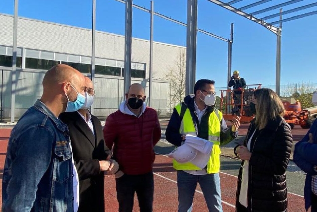 alcaldesa Lara Mendez e os edis Miguel Fernandez e Mauricio Repetto supervisando os traballos de cobertura de duas pistas de tenis en Frigsa