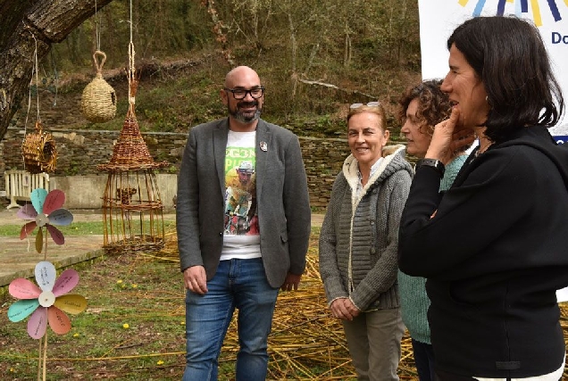 Efrén Castro coas artesás Idoia Cuesta, Carmen Fieiras e Beatriz Valín no centro de cestería