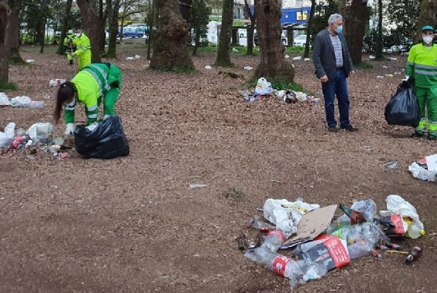 070422 O concelleiro de Medio Ambiente, Miguel Fernández, supervisou esta mañá o dispositivo especial organizado para limpar a Carballeira