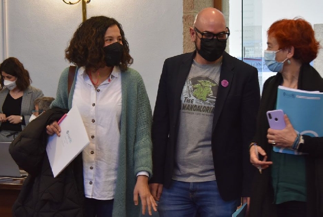 Mónica Freire, Efrén Castro e Maite Ferreiro á entrada do último Pleno_Arquivo