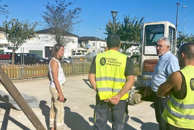 210922 Imaxe da alcaldesa de Lugo e do edil de Medio Ambiente supervisando o inicio da remodelación do parque de Montirón II