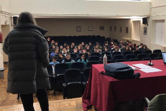 Xornalismo na escola charla de Sara Carreira no IES Ribadeo