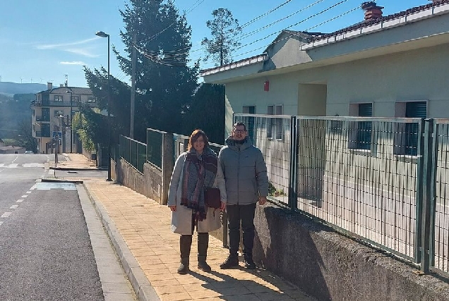 membros do BNG en Monterroso diante da escola infantil municipal