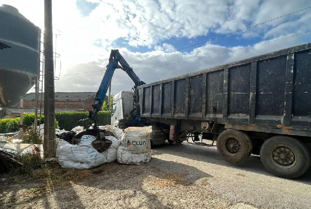 primeira recollida de plasticos agricolas nas explotacions gandeiras Barreiros 2023