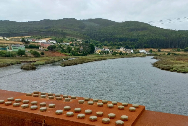 110823 DESEMBOCADURA DO RÍO OURO DESDE A PONTE DE FERRO COA PRANTA POTABILIZADORA DE FOZ AO FONDO