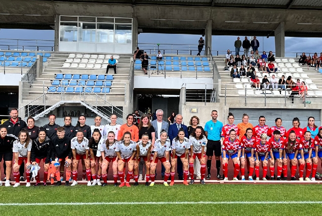 O Alcalde coas xogadoras do CD Lugo e o Victoria FC A