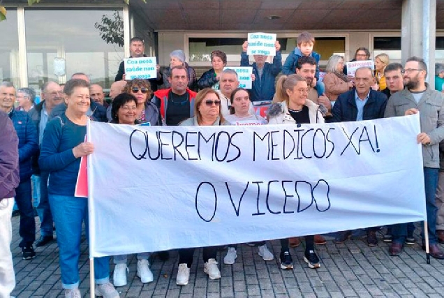 vecinos vicedo en manifestacion centro saude viveiro 2023