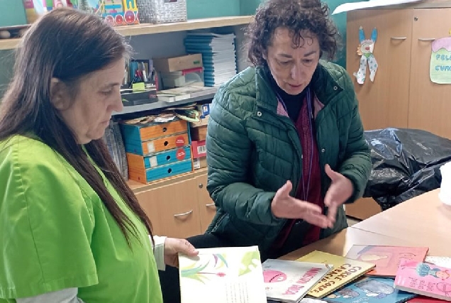 Concelleira montse porteiro Barreiros entrega libros Escola infantil 2024