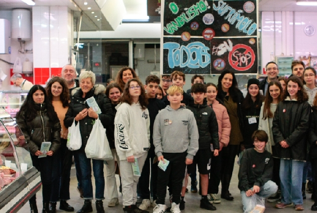 Imaxe dos alumnos do IES Puga Ramón este luns no Mercado de Elviña da Coruña, onde levaron ao cabo a acción de concienciación