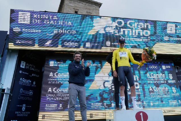 O vicepresidente primeiro e conselleiro de Presidencia, Xustiza e Deportes en funcións, Diego Calvo, asiste á entrega de premios da primeira etapa da terceira edición da proba ciclista O Gran Camiño na Coruña