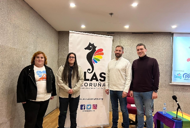 Representantes BNG, PPdeG y PSdeG junto a la presidenta de ALAS A Coruña no debate do 8 de febreiro