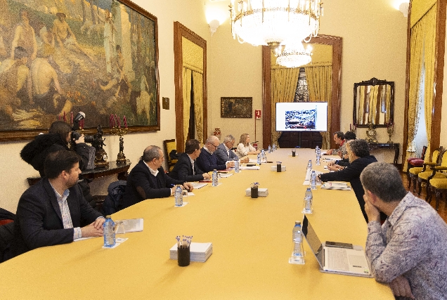 Imaxe da reunión celebrada este xoves entre o Concello da Coruña e  representantes institucionais da Real Federación Galega de Fútbol e da Real Federación Española de Fútbol