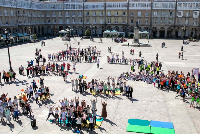 Imaxe de escolares participando en actividades municipais do Concello da Coruña