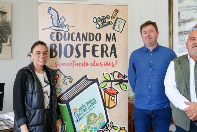 Imaxe doacto de firma de 'Educando na Biosfera' no Concello de Sada