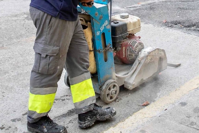 Imaxe dun obreiro mellorando o pavimento dunha rúa