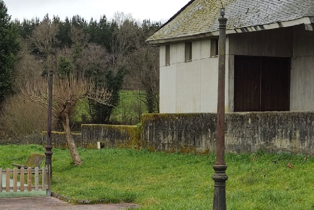 Parque de Oural coas farolas rotas Sarria