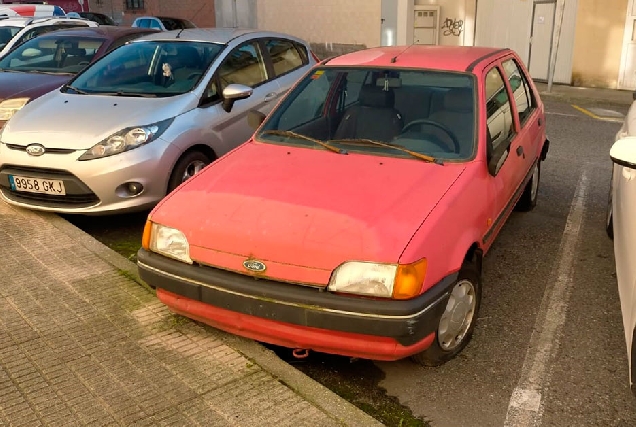 Vehículos abandonados na rua