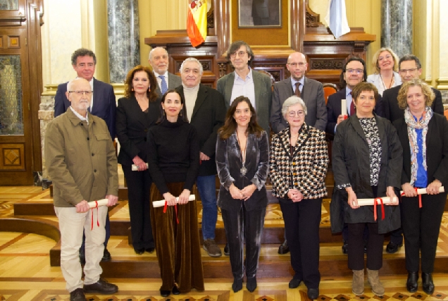 A alcaldesa Inés Rey cos novos membros novos colaboradores do Instituto José Cornide