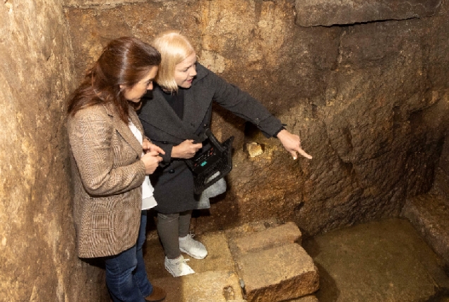 A alcaldesa da Coruña, Inés Rey, na visita deste venres ao edificio da Cidade Vella