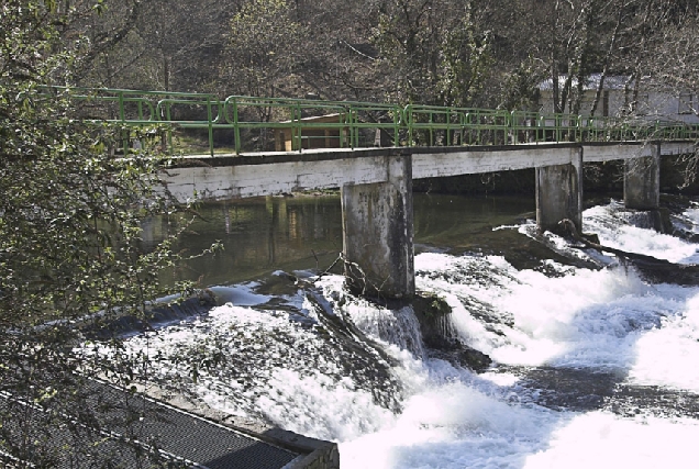 Imaxe da presa do río Mandeo en Chelo