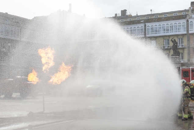 Imaxe dos bombeiros da Coruña durante unha demostración