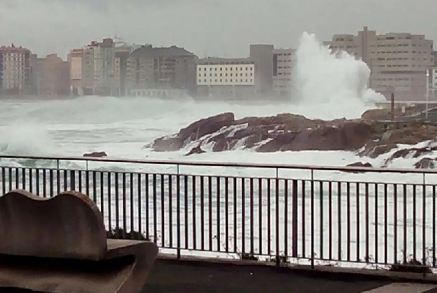 Imaxe dun temporal costeiro na cidade da Coruña