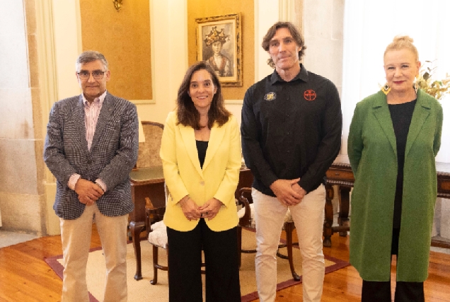 Imaxe da alcaldesa, Inés Rey, que recibiu aos organizadores do evento, que se desenvolverá no Parrote